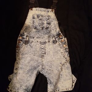 Short styled jumper with opened leather back.